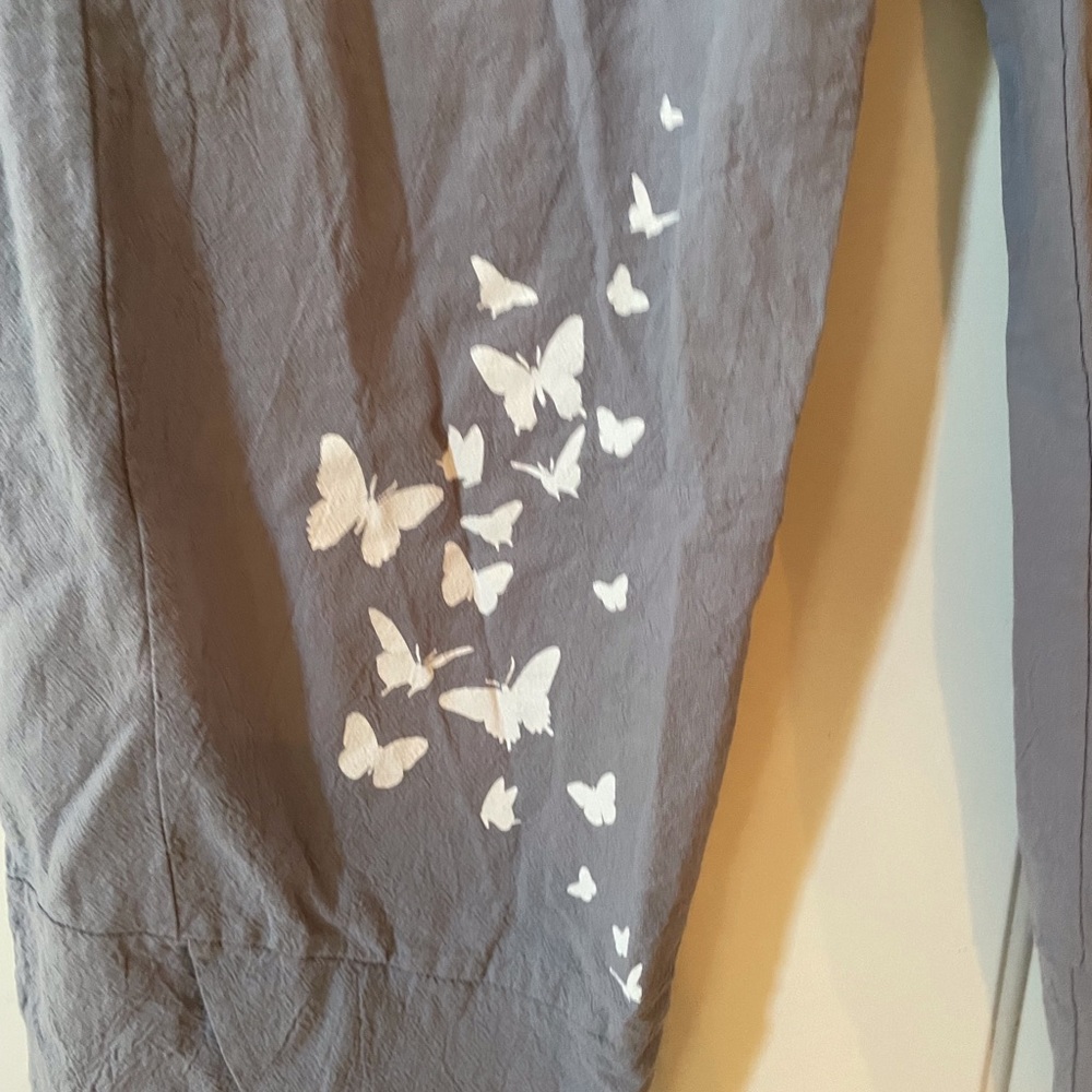 Carmisa tulip hem capris w/ butterflies - Picture 2 of 8